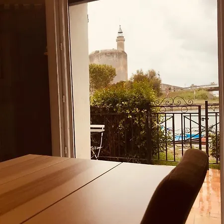 Maison Face Aux Remparts Aigues-Mortes