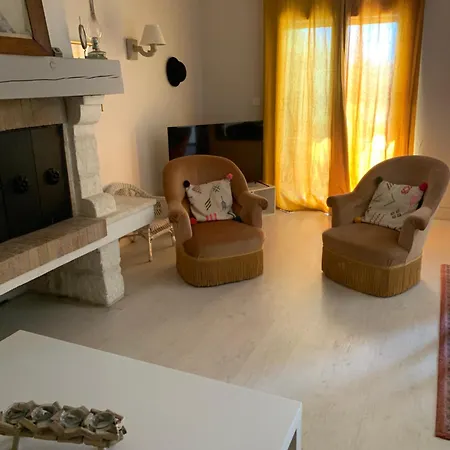 Maison Face Aux Remparts Aigues-Mortes